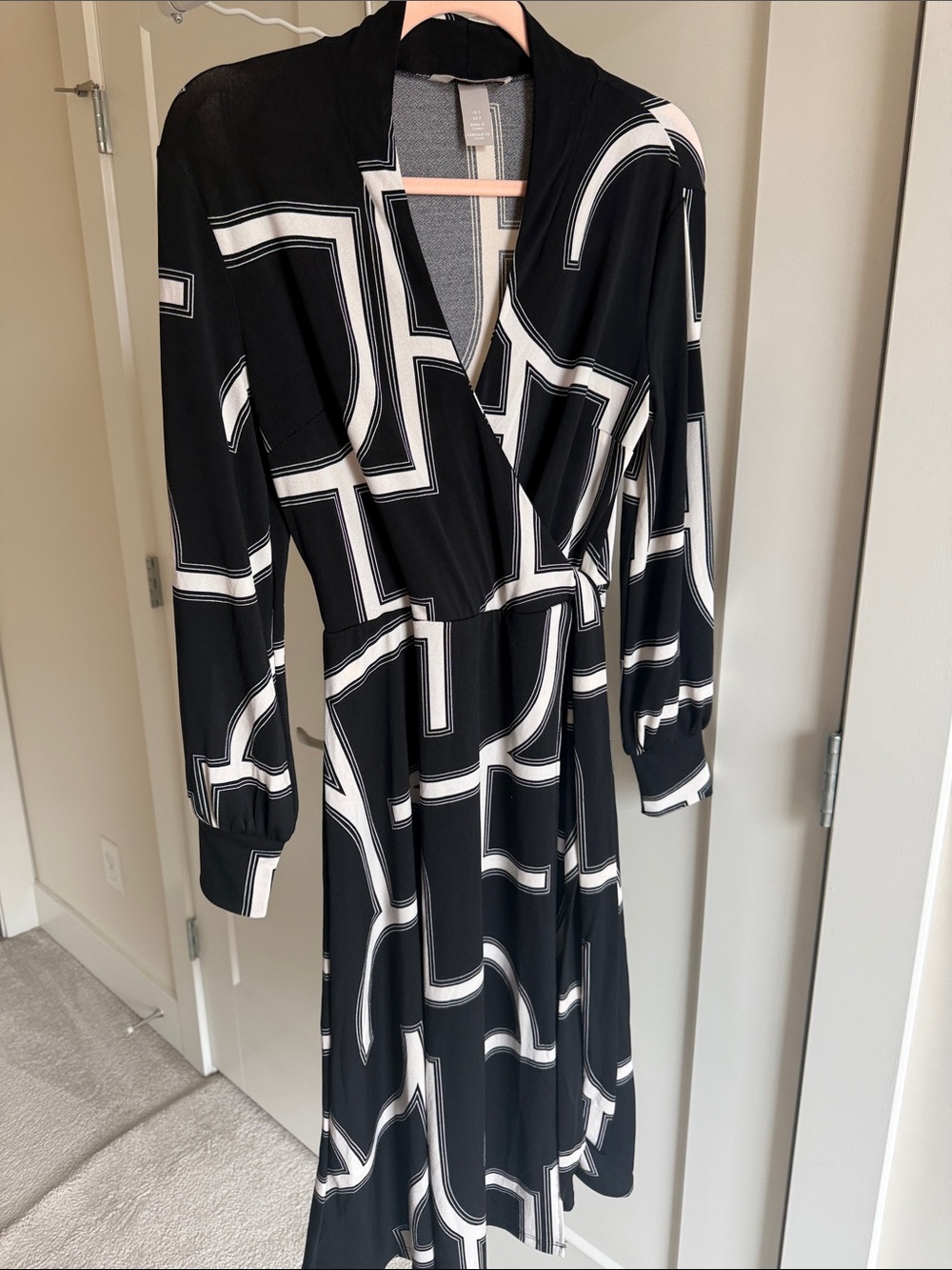 H&M Black and White Geometric Long Sleeve Wrap Dress